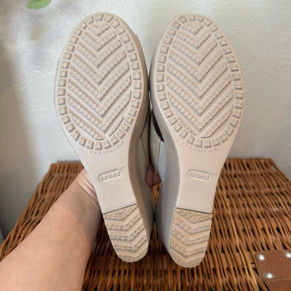 Crocs Leigh II Wedge Sandals Women’s Size 9 Beige Comfort Beach Summer Shoes - Picture 7 of 8